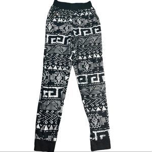 LA12ST 📌 medium black & white Aztec design joggers with zip pockets